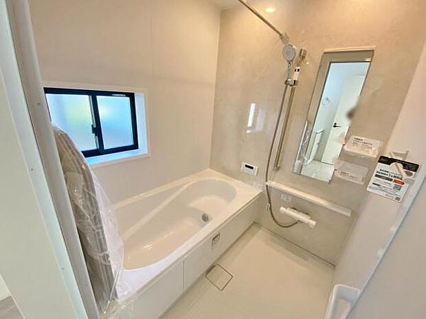 足を伸ばしてゆったりとリラックスできる広々バスタブ♪親子のコミュニケーションもとれます