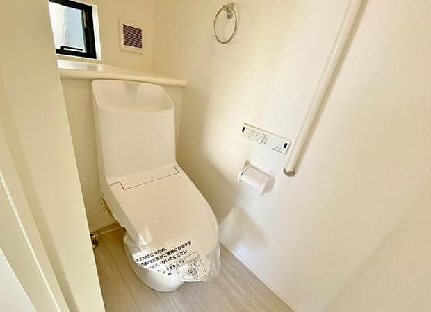 ウォシュレット機能付で清潔・快適♪　窓付きで明るい空間です。