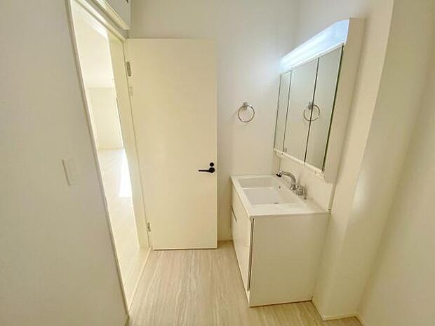 暮らしを快適に変える、シャワー付き洗面化粧台♪