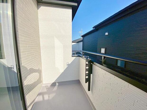 日差しをたっぷり受けれる南面バルコニーで毎日のお洗濯も快適♪