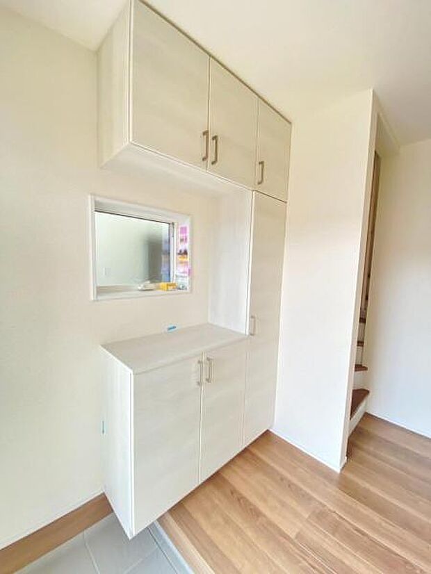 物で溢れがちな玄関も、たっぷり収納可能な玄関収納でスッキリ快適♪