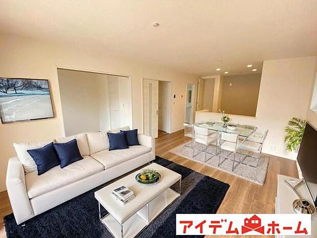 ※家具設置イメージです　 南側から明るい日差しをたっぷり取り込めるリビングです♪