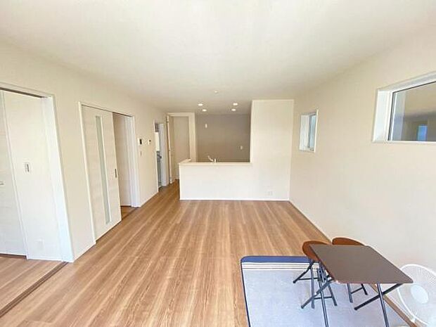 南側から明るい日差しをたっぷり取り込めるリビングです♪