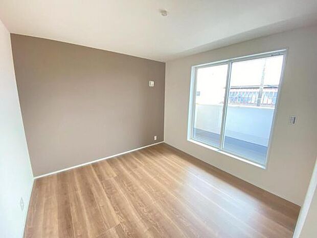 心地良い日差しが差し込む明るい居室