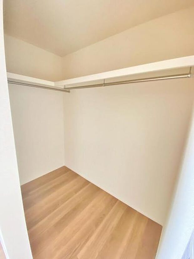 季節物もまるごと収納できる、衣替えいらずの嬉しい大型収納