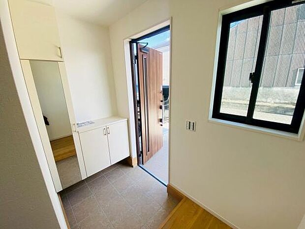 物で溢れがちな玄関も、たっぷり収納可能な玄関収納でスッキリ快適♪