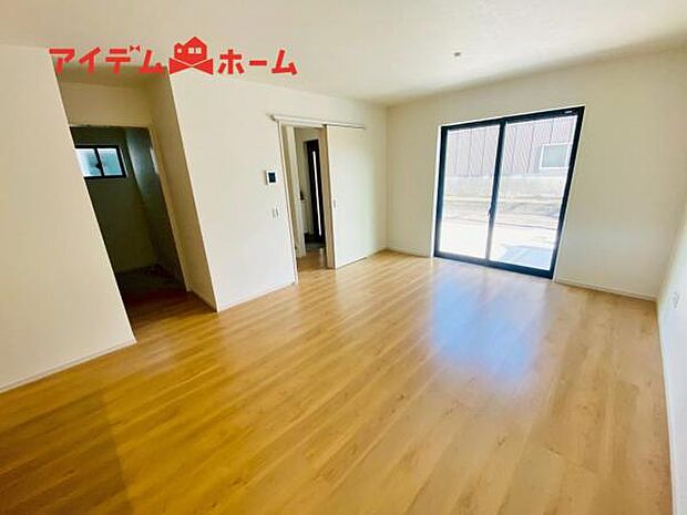 南側から明るい日差しをたっぷり取り込めるリビングです♪