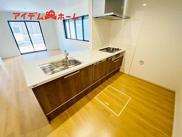 料理をしながら会話が楽しめる対面キッチンリビングで遊ぶお子様の様子も見えるので安心です♪　