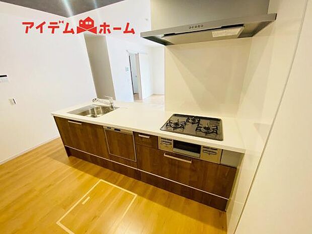 料理をしながら会話が楽しめる対面キッチンリビングで遊ぶお子様の様子も見えるので安心です♪　