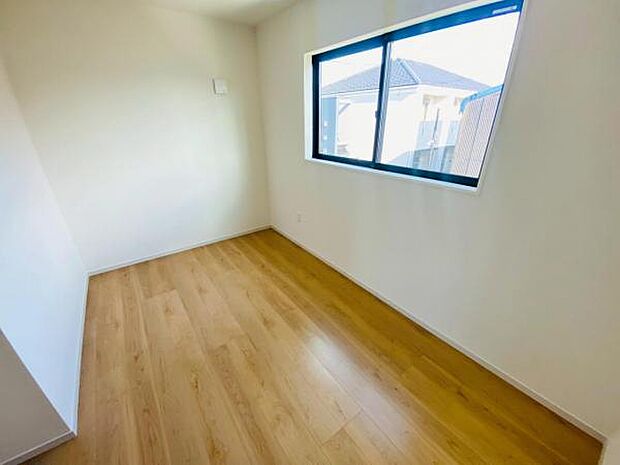 心地良い日差しが差し込む明るい居室