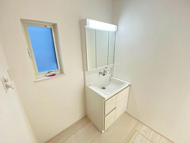 暮らしを快適に変える、シャワー付き洗面化粧台♪