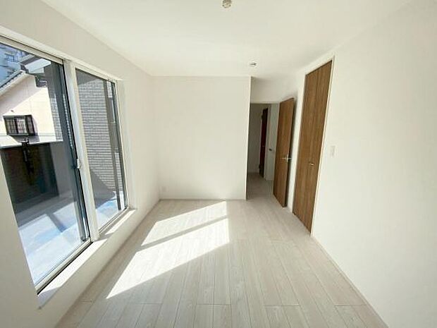 心地良い日差しが差し込む明るい居室