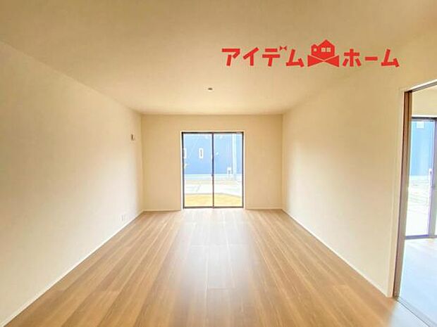 南側から明るい日差しをたっぷり取り込めるリビングです♪