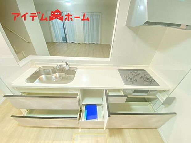 料理をしながら会話が楽しめる対面キッチンリビングで遊ぶお子様の様子も見えるので安心です♪