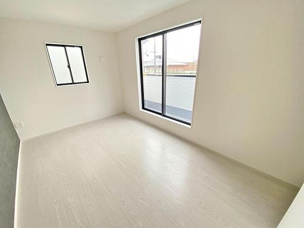 心地良い日差しが差し込む明るい居室