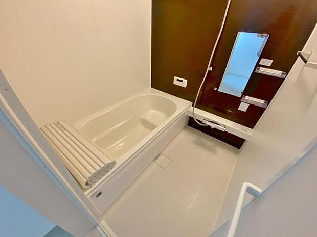 足を伸ばしてゆったりとリラックスできる広々バスタブ♪親子のコミュニケーションもとれます