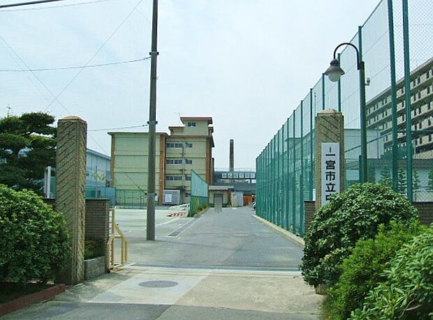 一宮市立中部中学校（900m）
