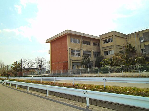 稲沢市立治郎丸中学校(960m)