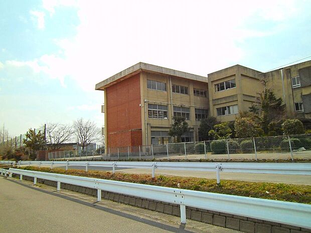 稲沢市立治郎丸中学校(960m)