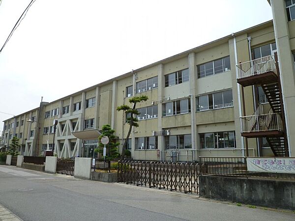 稲沢市立坂田小学校（560m）