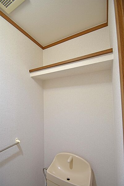 画像20:トイレ内収納棚。