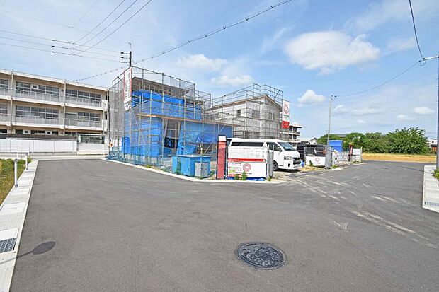 西側、南側の前面道路です。