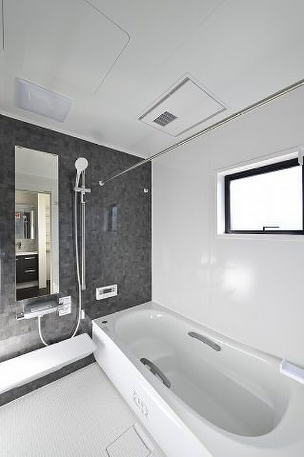 浴室は断熱効果のある床材、浴槽、浴槽フタに包まれており4時間で約2.5度しか湯温が下がりません♪