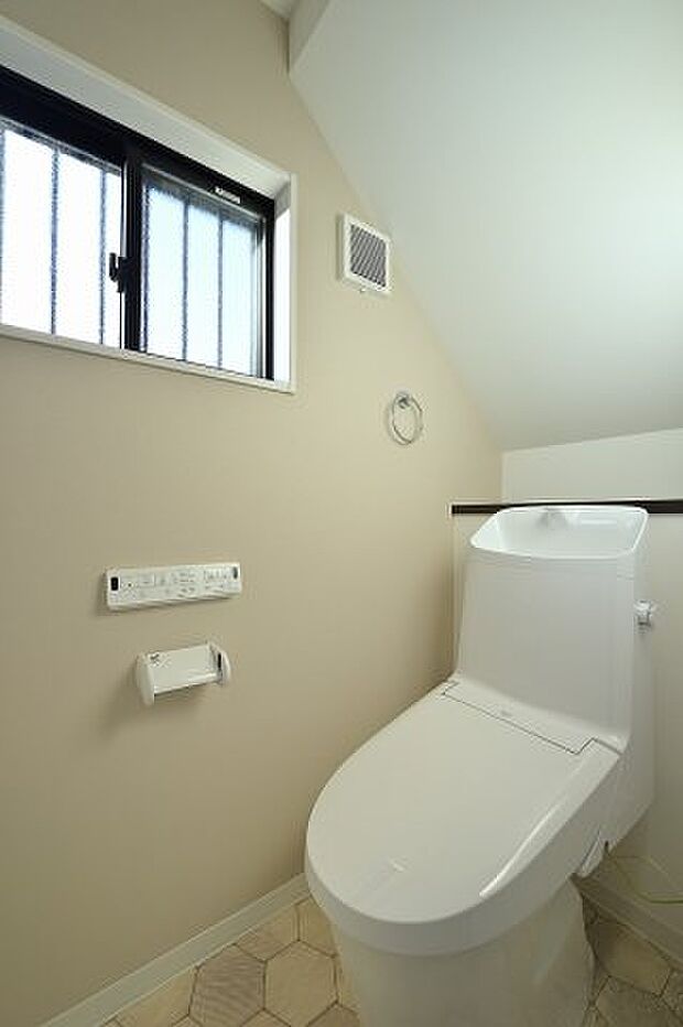 INAXのトイレは継ぎ目が少なくスッキリとしたデザインでお掃除ラクラク！