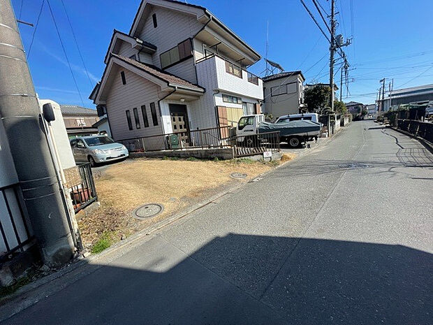 南側道路の場合は長い時間光を入れ込むことができるため、庭やリビングを道路側に持ってくることが多く土地価格も高い傾向にあります。一方北側道路だとリビングや庭が南側になりプライバシーを守ることができます。