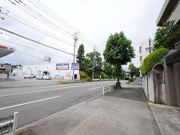 お持ちの車種によっては前面道路が広い方が便利でしょう。しかし、前面道路が広ければその分交通量が多くなるため、騒音などが気になる場合があります。実際に現地を見学し、周辺交通量や騒音などを確認しましょう！