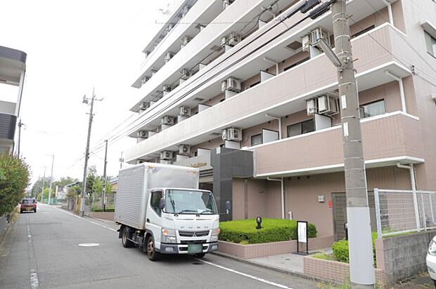 隣家の土地はどうなっているのか、生活利便施設が近くにあるのか、学校まで近いかなど、お客様のライフスタイルにあわせたイメージが重要です。また、近くにあると困る施設が近くにないかも確認するといいでしょう。