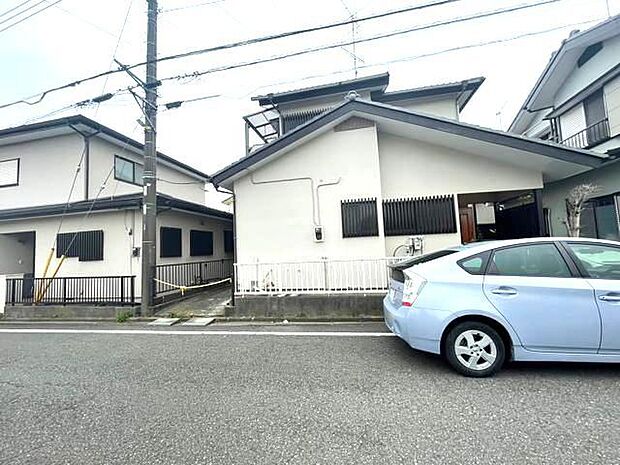 住宅用の土地では前面道路に2m以上接していなければならないと法律で定められています。しかし、お持ちの車のサイズやライフスタイルなどにより、2mでは利便が悪い場合もございますので、事前に確認しましょう。