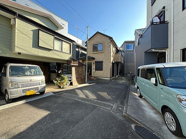 住宅用の土地では前面道路に2m以上接していなければならないと法律で定められています。しかし、お持ちの車のサイズやライフスタイルなどにより、2mでは利便が悪い場合もございますので、事前に確認しましょう。