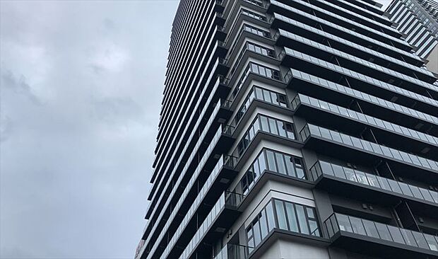 ＳＲＣ造は強度や耐震性の面でもRC造と比べて優れています。そのため、10階建以上の高層または超高層マンションなどの建築にも多く採用されています。柱や梁などのサイズが小さくても高い耐震性を確保できます。