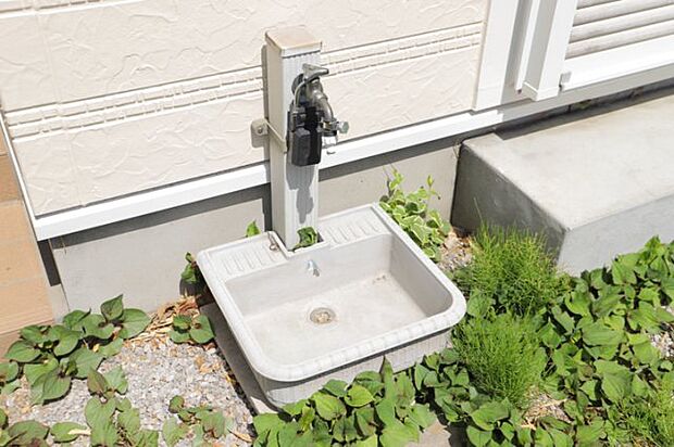 敷地内に散水栓や立水栓があると便利です。水道水を直接利用できるため、水を運ぶ手間を省くことが出来ます。大量の水を必要とする洗車作業や清掃などに役立ちます。その他設備とあわせて、現地でご確認ください。　