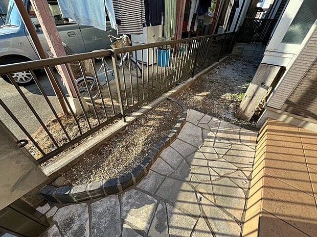 敷地内に散水栓や立水栓があると便利です。水道水を直接利用できるため、水を運ぶ手間を省くことが出来ます。大量の水を必要とする洗車作業や清掃などに役立ちます。その他設備とあわせて、現地でご確認ください。　