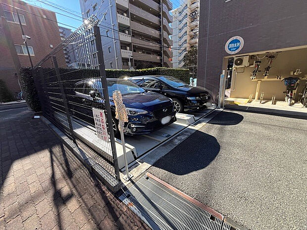 駐車場と明記されていても、最小スペースでつくられた駐車場だと大型車は駐車できなかったり、出入りしにくくなったりする可能性があります。お車のサイズと購入したい物件の駐車場のサイズを現地で確認しましょう。