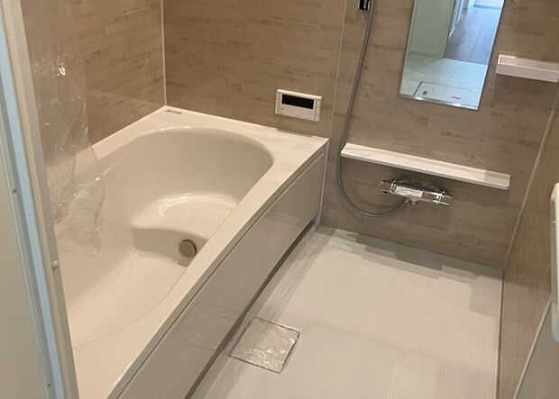入浴時の快適さも大事なことですが、綺麗な状態を維持できなければ気持ちよく入浴できません。毎日の掃除が楽という点は大事なポイントになります！カビが生えにくく掃除がしやすい、壁や浴槽を選ぶといいでしょう。