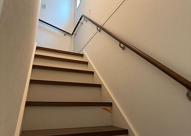 建物の上下階の通路である階段は、その位置によって動線や室内の印象が大きく左右されます。手摺にも重要な役割があり、転倒の防止・歩行や動作を円滑にして日常生活を支えることを主な目的として設置されています。