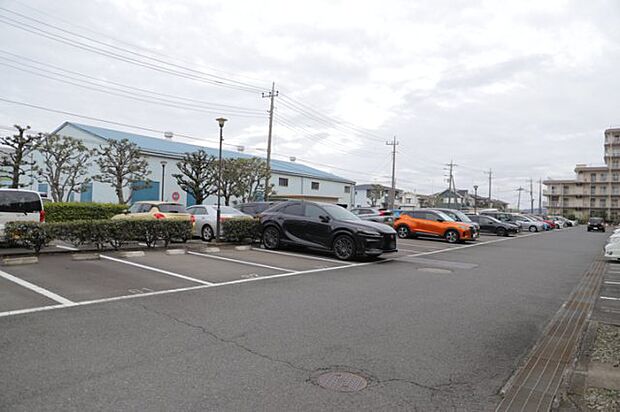 駐車場と明記されていても、最小スペースでつくられた駐車場だと大型車は駐車できなかったり、出入りしにくくなったりする可能性があります。お車のサイズと購入したい物件の駐車場のサイズを現地で確認しましょう。