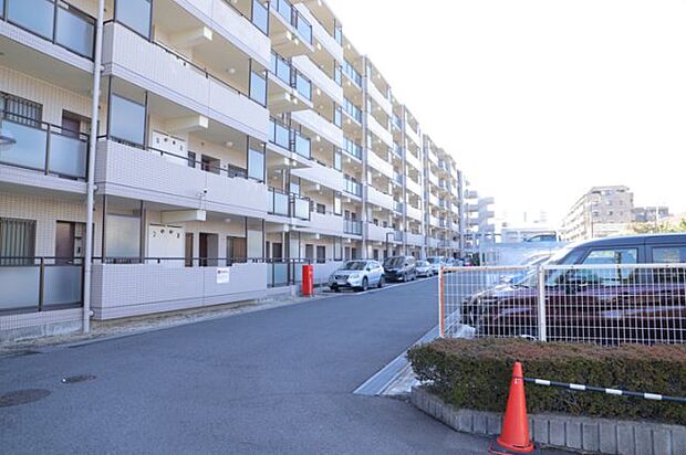 駐車場と明記されていても、最小スペースでつくられた駐車場だと大型車は駐車できなかったり、出入りしにくくなったりする可能性があります。お車のサイズと購入したい物件の駐車場のサイズを現地で確認しましょう。