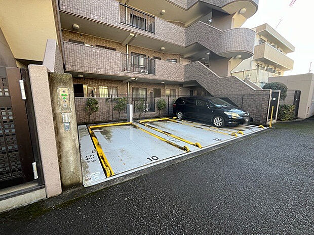 駐車場と明記されていても、最小スペースでつくられた駐車場だと大型車は駐車できなかったり、出入りしにくくなったりする可能性があります。お車のサイズと購入したい物件の駐車場のサイズを現地で確認しましょう。