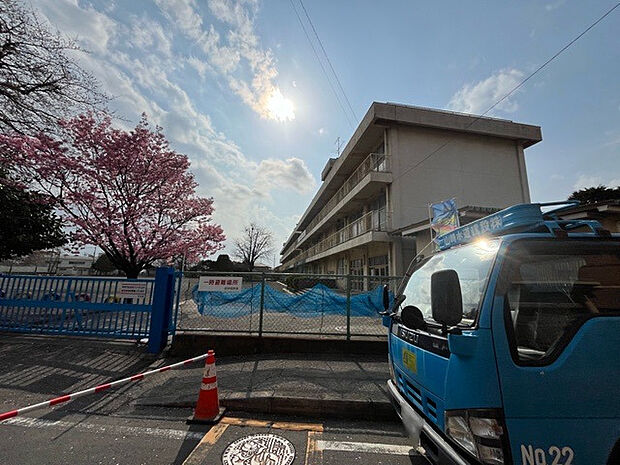 眺望を気にして物件を探す場合、前面に建物が建っていないか現地で確認しましょう！前面に建物があると景色はもちろん、日当たりや風通しにも影響が出てきます。住んだ時のことを想像しながら現地見学をしましょう。