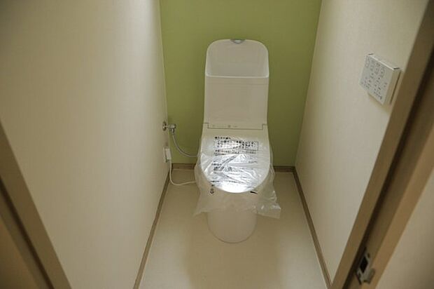 トイレは大きさや形、機能、抗菌性などが異なる多種多彩なタイプが各メーカーから出ています。それぞれに良さがあるため、事前にどういったタイプのトイレがいいのかをご家庭内で決めて、内見に行くといいでしょう。