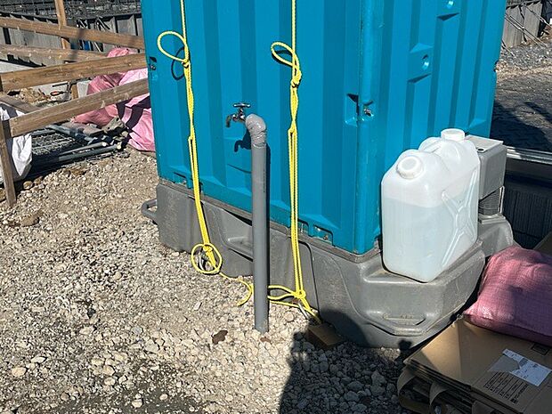 敷地内には、散水栓や立水栓があります。水道水を直接利用できるため、水を運ぶ手間を省くことが出来ます。大量の水を必要とする洗車作業や清掃などに役立ちます。その他設備とあわせて、現地でご確認ください。　