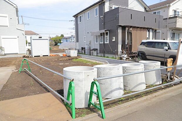 土地の面積＝住宅面積ではありません。建ぺい率の問題などで、土地のある場所によって住宅を建てられる面積は限られています。高さもしかり、「土地」という言葉の中には、建築条件も含まれると考えておきましょう。