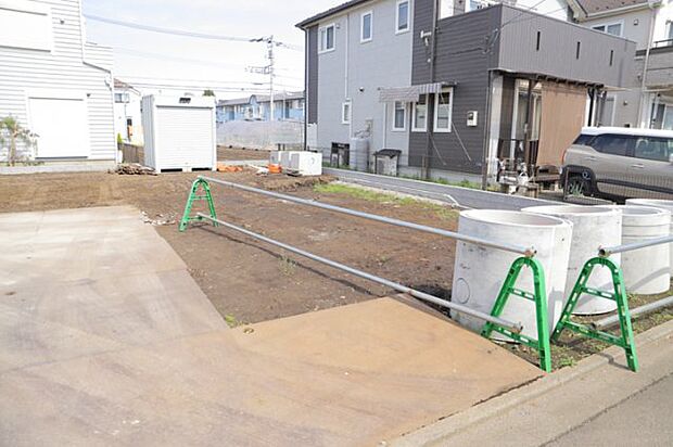 土地の前の道路に消火栓が設置されていることがあります。この場合、道路交通法第45条第1項により、駐車禁止の場所が指定されています。そのため、車庫などの駐車スペースをつくることができない場合があります。