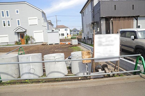 隣家の土地はどうなっているのか、生活利便施設が近くにあるのか、学校まで近いかなど、お客様のライフスタイルにあわせたイメージが重要です。また、近くにあると困る施設が近くにないかも確認するといいでしょう。