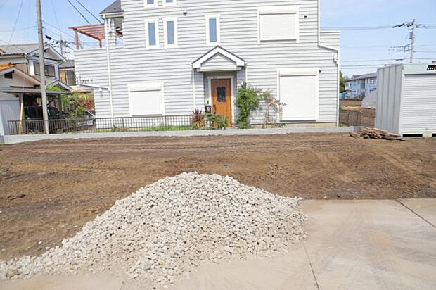 土地の形が極端に長細かったり、狭小地、あるいは道路との高低差がある傾斜地だった場合、後々売ろうとしても買い手がつかない場合もあります。後々、売却することになった時に価値の下がらない土地を選びましょう。