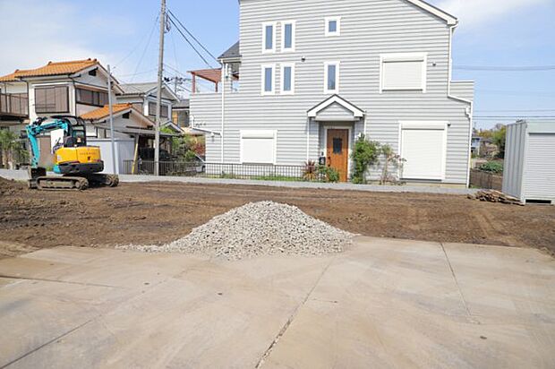 隣家の土地はどうなっているのか、生活利便施設が近くにあるのか、学校まで近いかなど、お客様のライフスタイルにあわせたイメージが重要です。また、近くにあると困る施設が近くにないかも確認するといいでしょう。